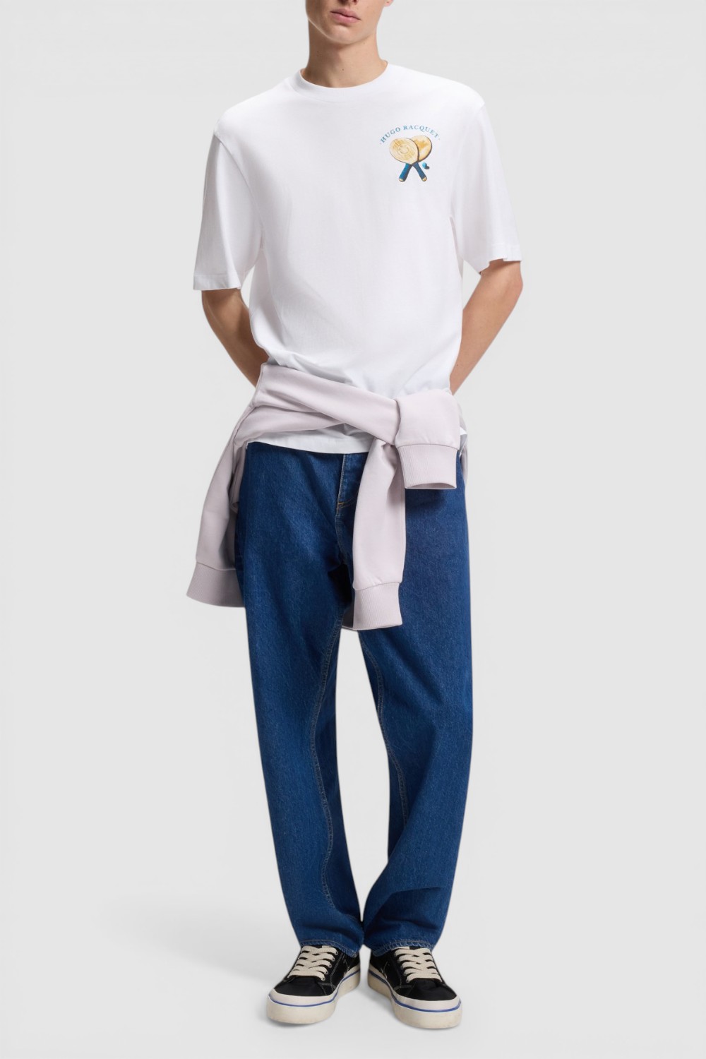 תמונת כל הלוק של חולצת טי בגזרה ישרה